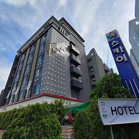 Sky Hotel Changwon Buitenkant foto
