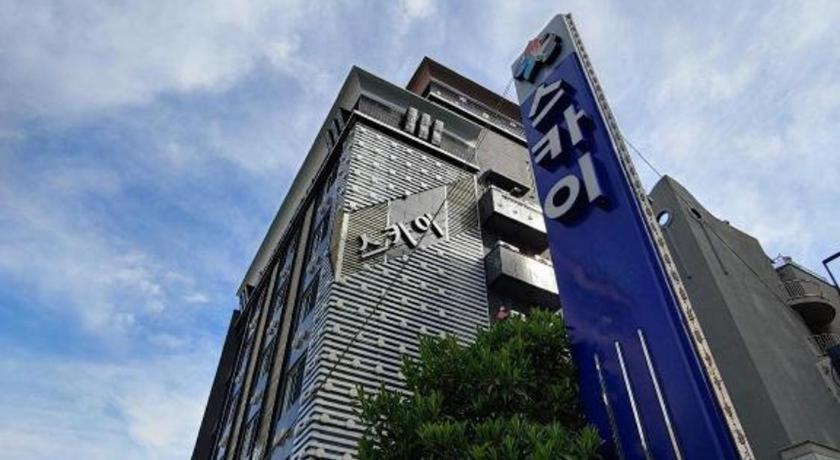 Sky Hotel Changwon Buitenkant foto