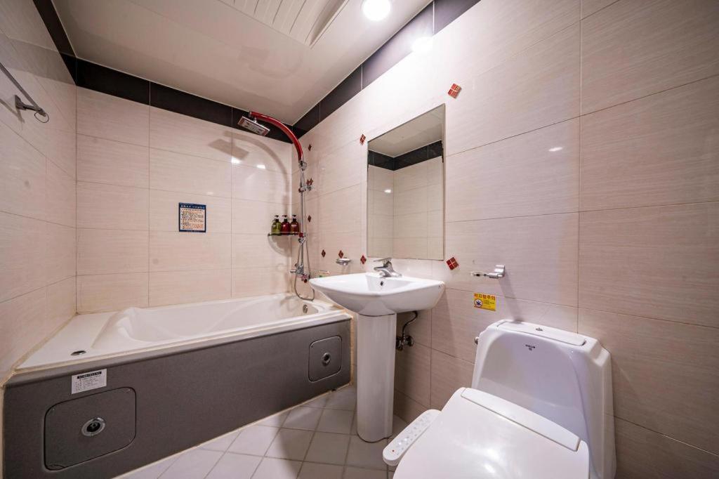 Sky Hotel Changwon Buitenkant foto