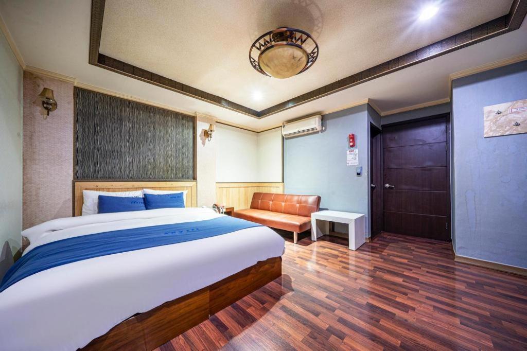 Sky Hotel Changwon Buitenkant foto