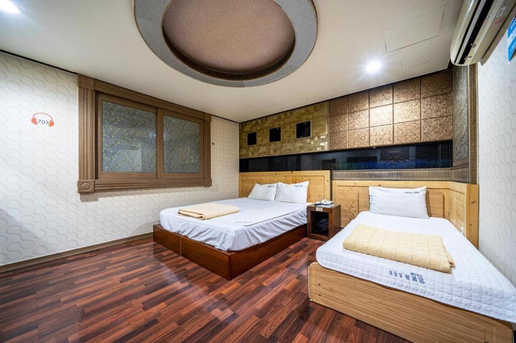 Sky Hotel Changwon Buitenkant foto