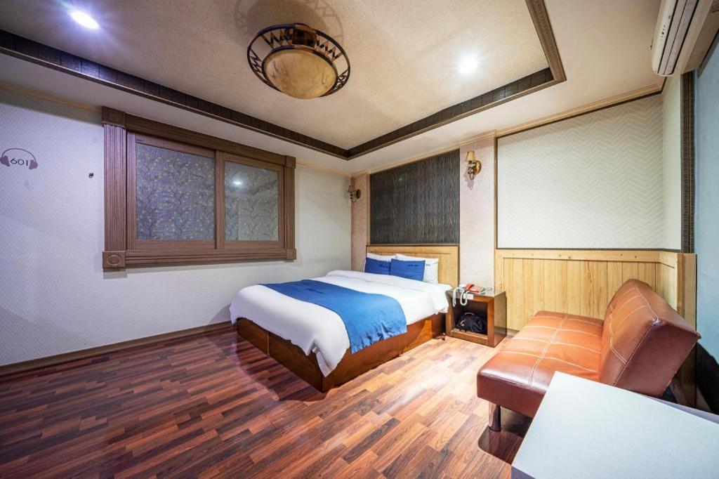 Sky Hotel Changwon Buitenkant foto