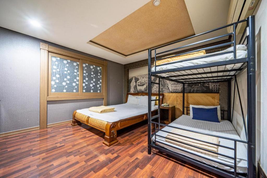 Sky Hotel Changwon Buitenkant foto