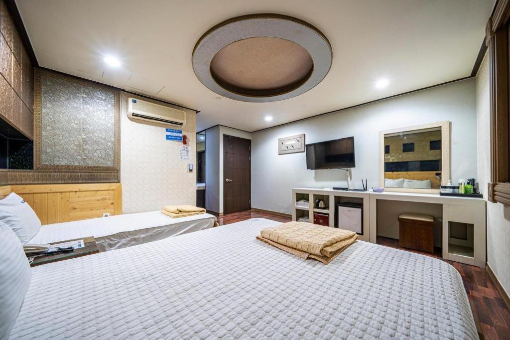 Sky Hotel Changwon Buitenkant foto
