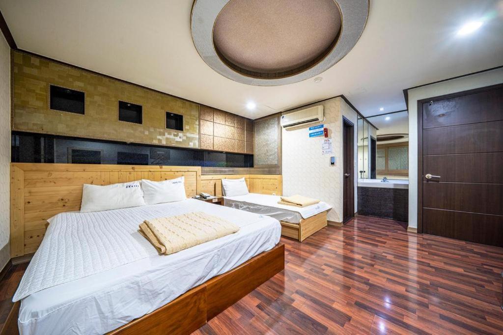 Sky Hotel Changwon Buitenkant foto