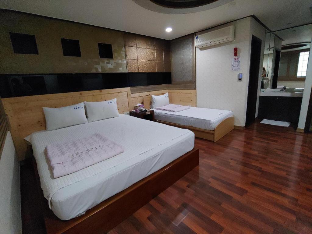 Sky Hotel Changwon Buitenkant foto