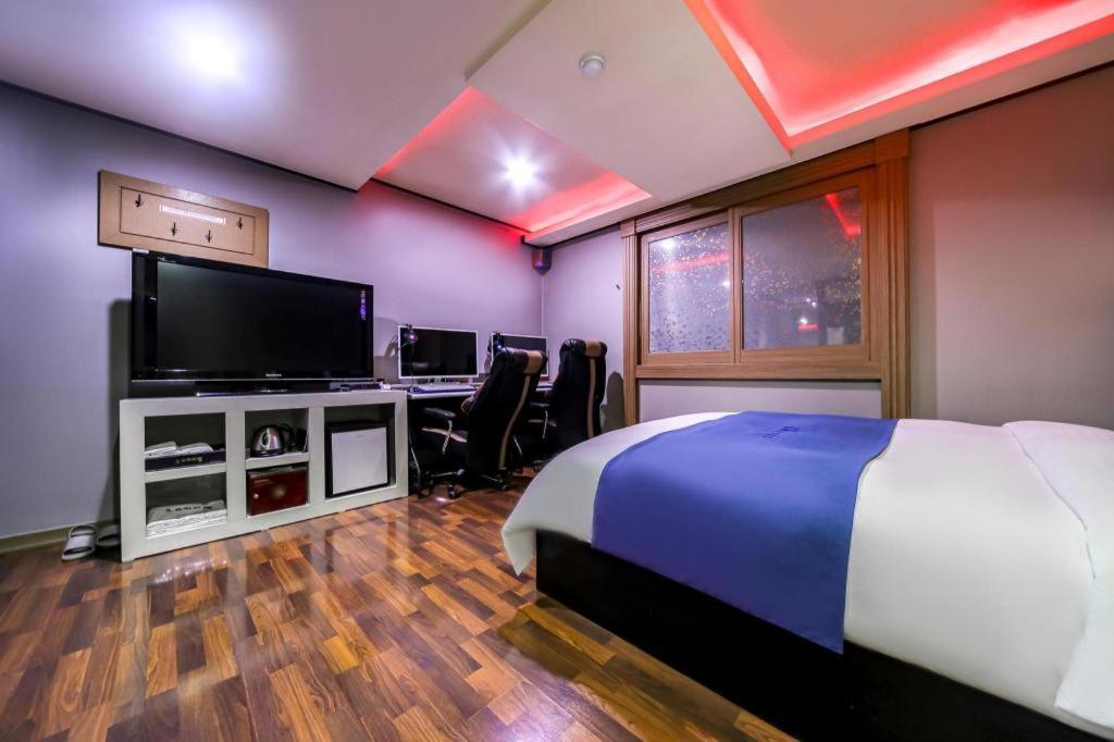Sky Hotel Changwon Buitenkant foto
