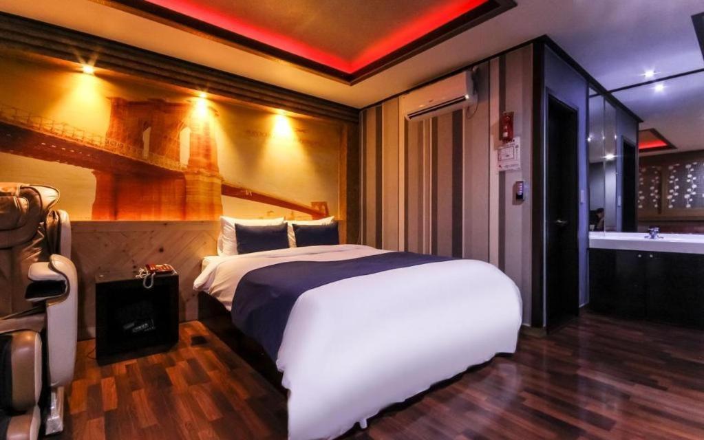 Sky Hotel Changwon Buitenkant foto