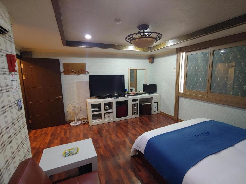 Sky Hotel Changwon Buitenkant foto