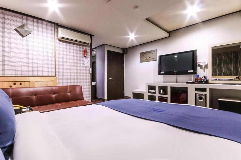 Sky Hotel Changwon Buitenkant foto