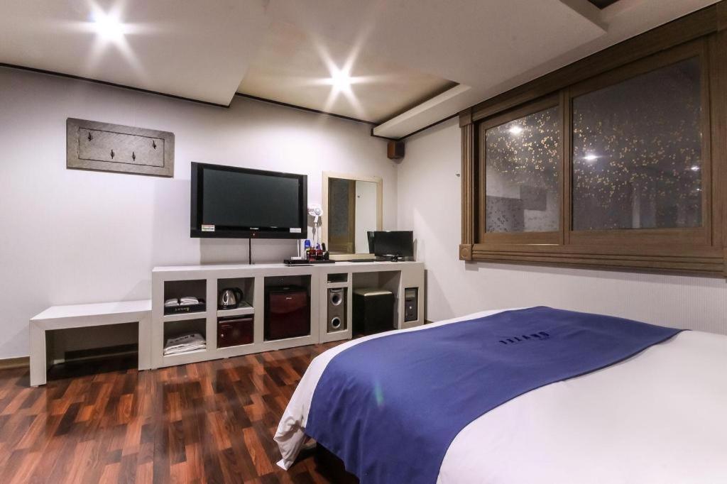 Sky Hotel Changwon Buitenkant foto