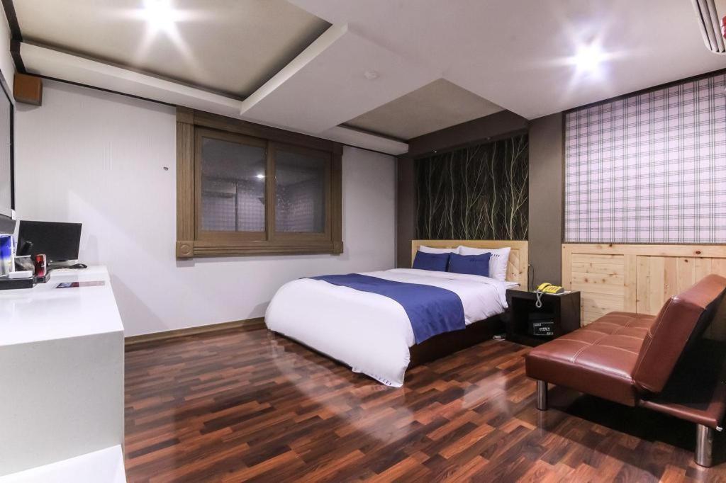 Sky Hotel Changwon Buitenkant foto