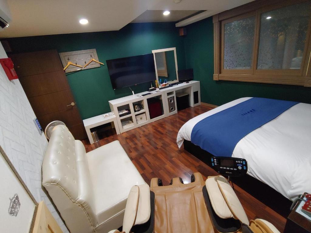 Sky Hotel Changwon Buitenkant foto