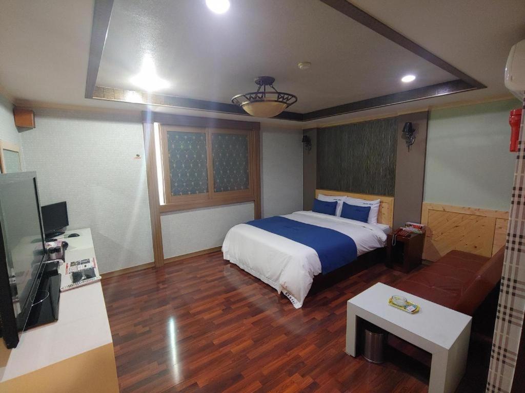 Sky Hotel Changwon Buitenkant foto