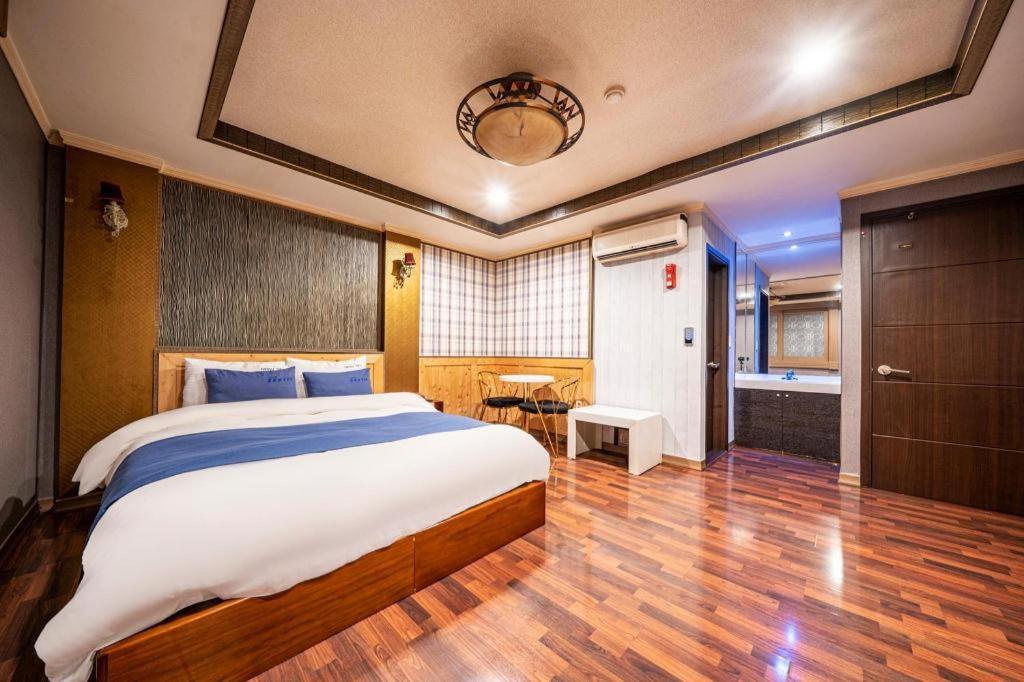 Sky Hotel Changwon Buitenkant foto
