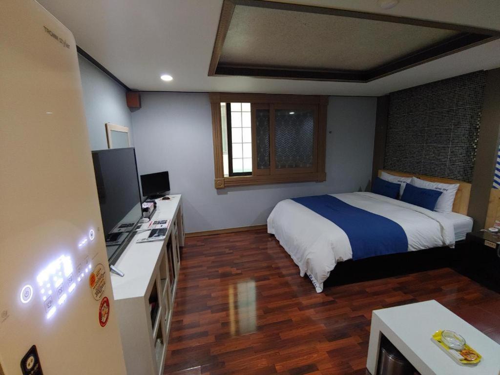 Sky Hotel Changwon Buitenkant foto