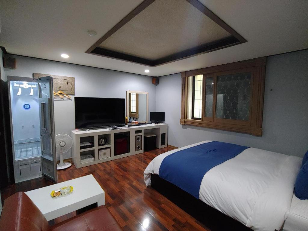 Sky Hotel Changwon Buitenkant foto