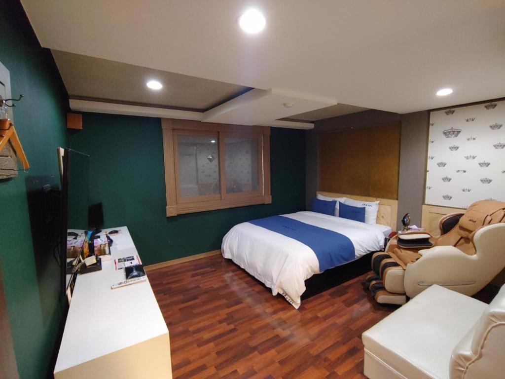 Sky Hotel Changwon Buitenkant foto