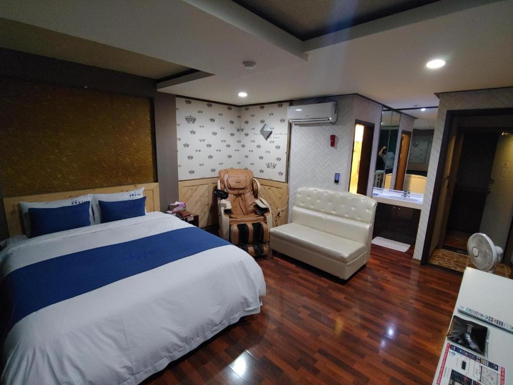 Sky Hotel Changwon Buitenkant foto