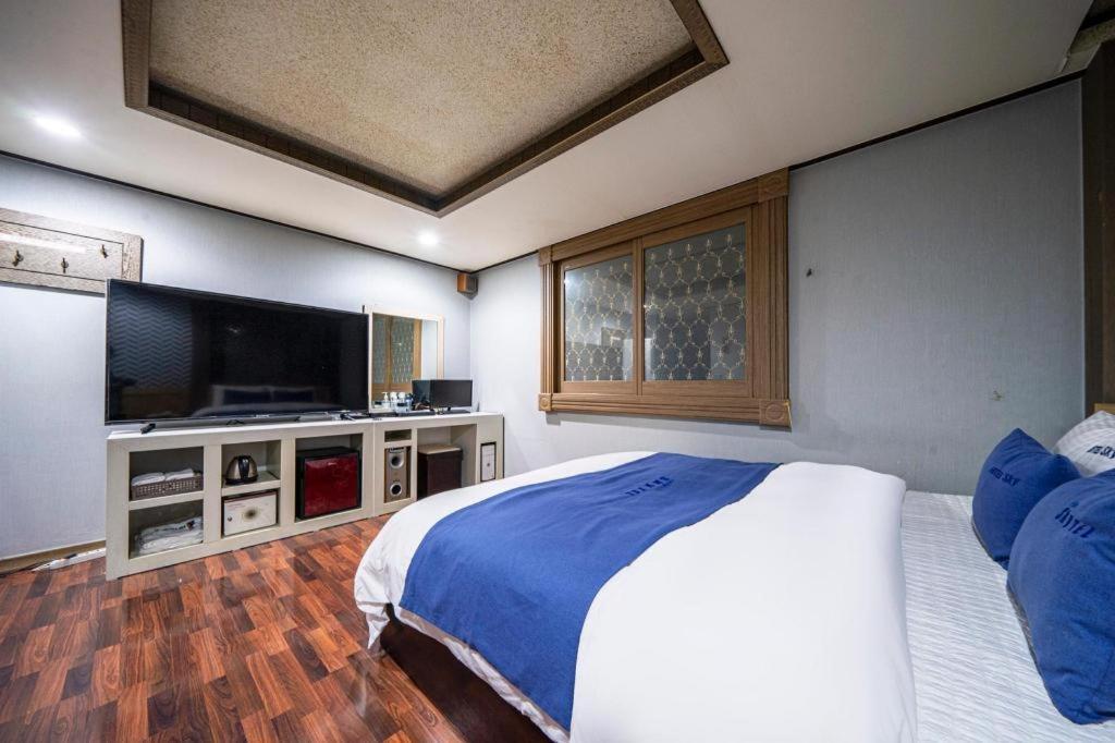 Sky Hotel Changwon Buitenkant foto