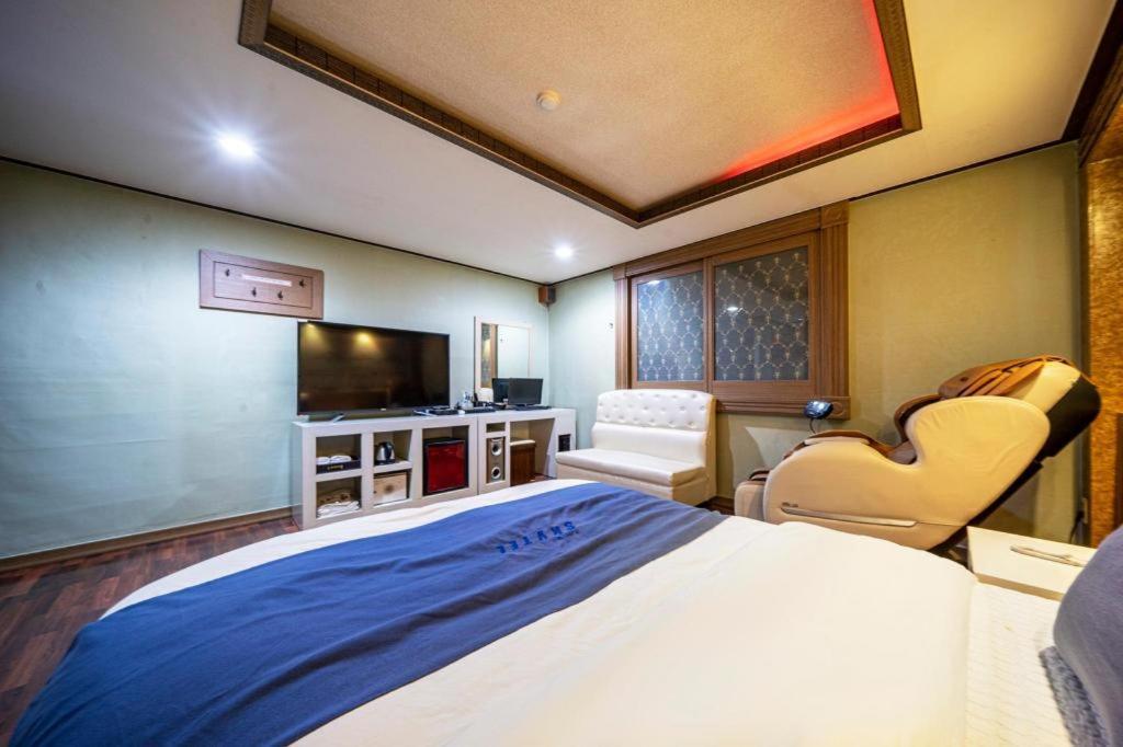 Sky Hotel Changwon Buitenkant foto