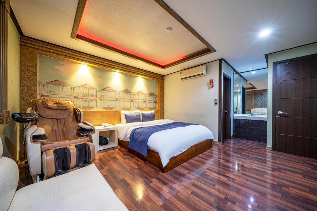 Sky Hotel Changwon Buitenkant foto