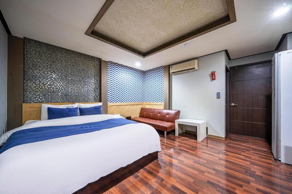 Sky Hotel Changwon Buitenkant foto