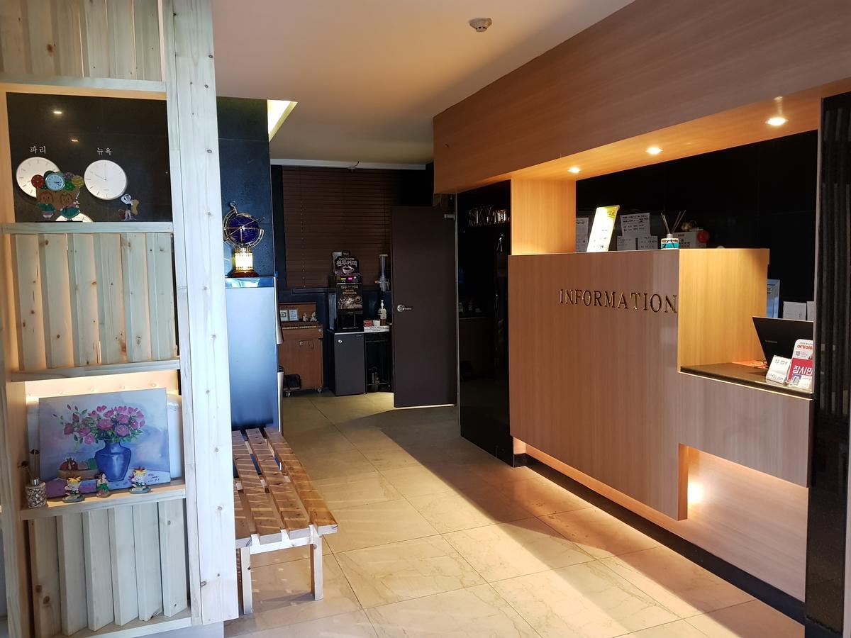 Sky Hotel Changwon Buitenkant foto